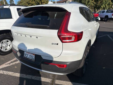 2023 Volvo XC40 B5 Ultimate Bright Theme