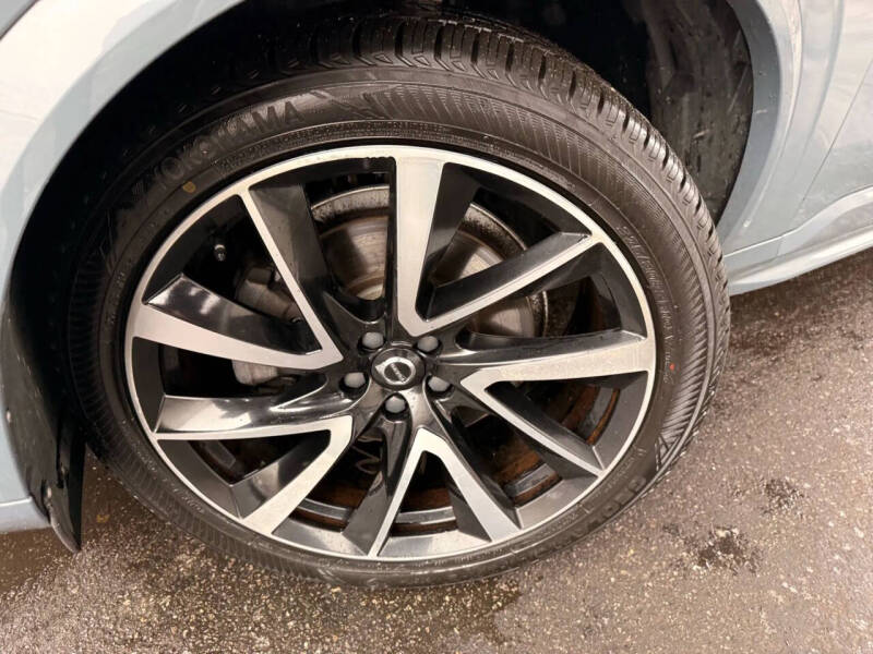 2020 Volvo XC90 T6 Momentum 6-Passenger