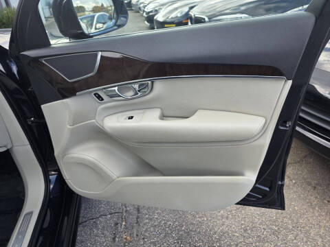 2016 Volvo XC90 T6 Momentum