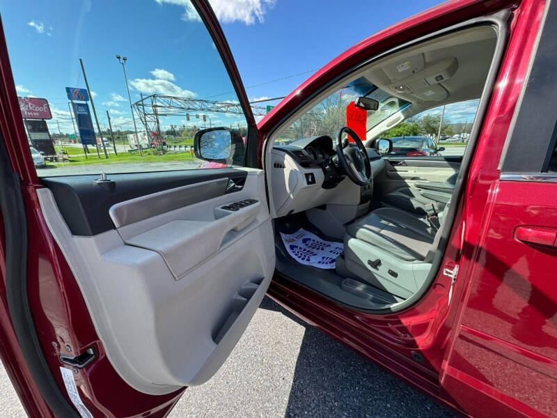 2011 Volkswagen Routan SE photo 9