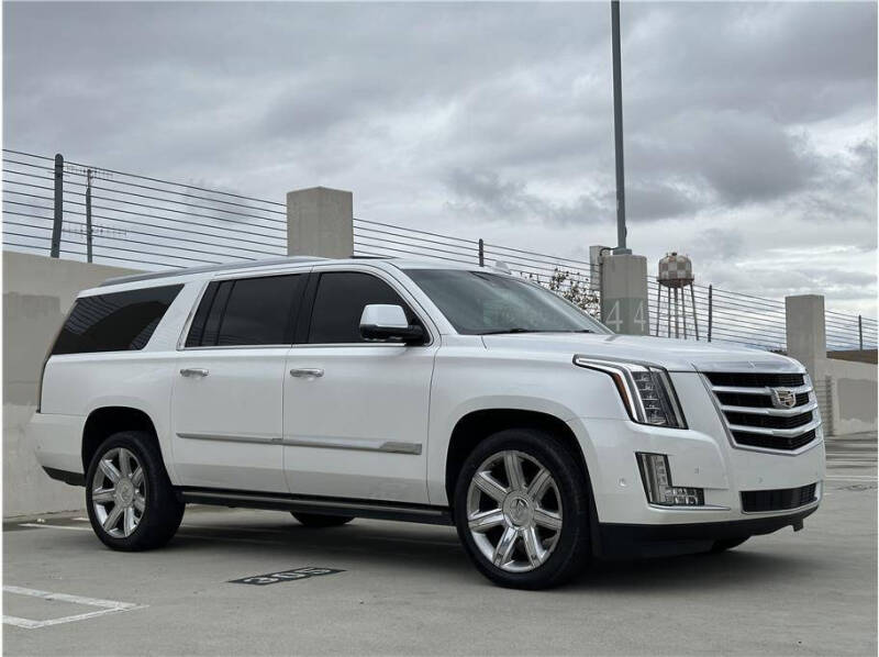 2017 Cadillac Escalade ESV Premium Luxury photo 3