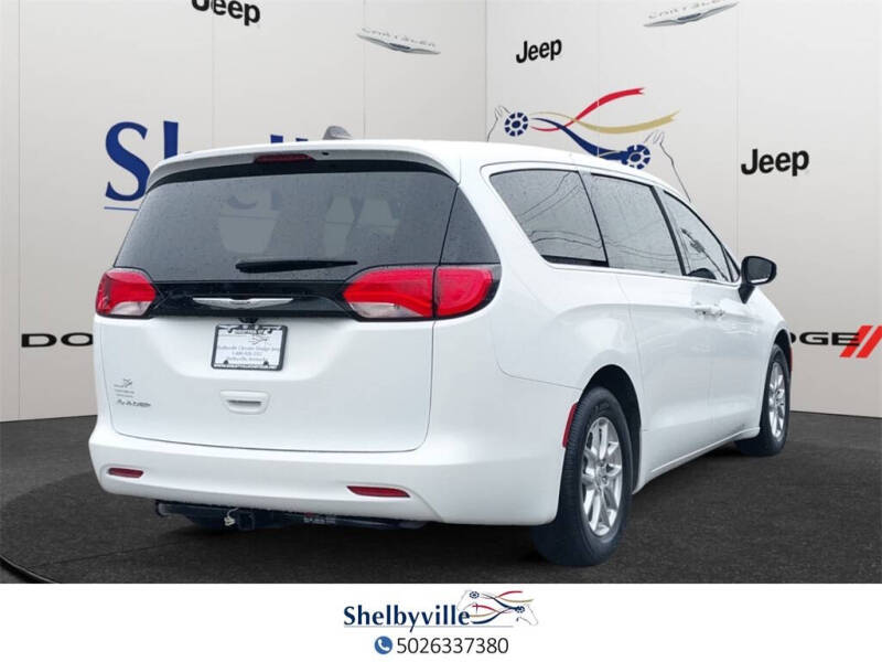 2022 Chrysler Voyager LX