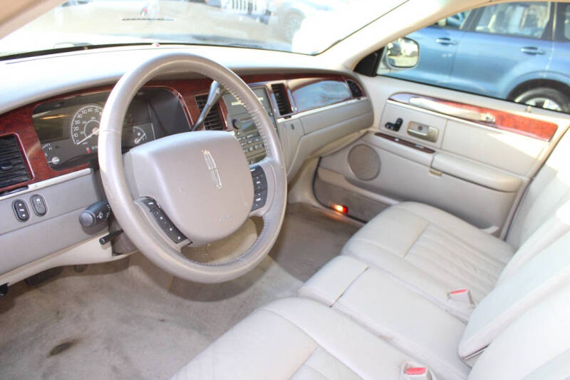 2005 Lincoln Town Car Signature