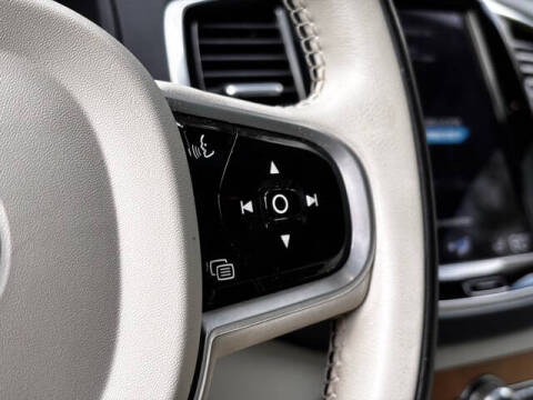 2021 Volvo XC90 T6 Momentum 7-Passenger