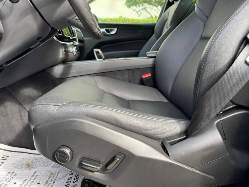 2025 Volvo XC60 B5 Core Dark Theme