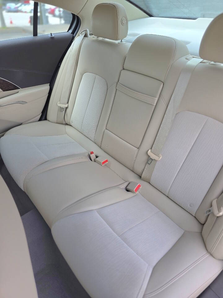 2014 Buick LaCrosse Base 4dr Sedan - White exterior view 13