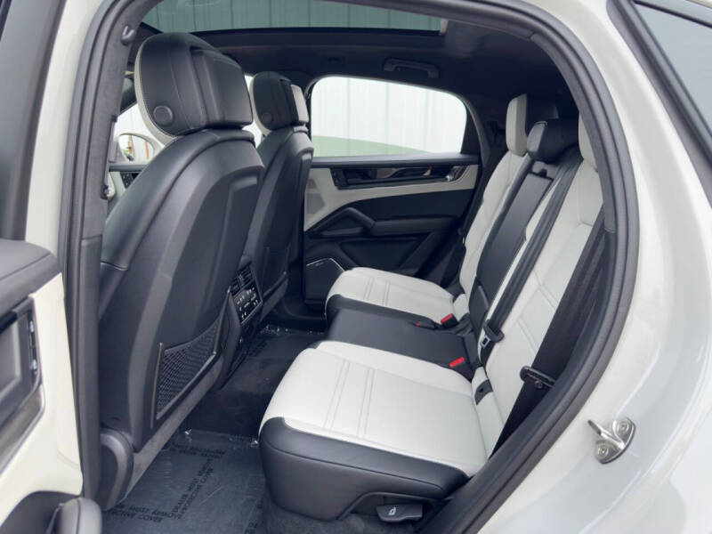 2024 Porsche Cayenne Turbo E-Hybrid Coupe