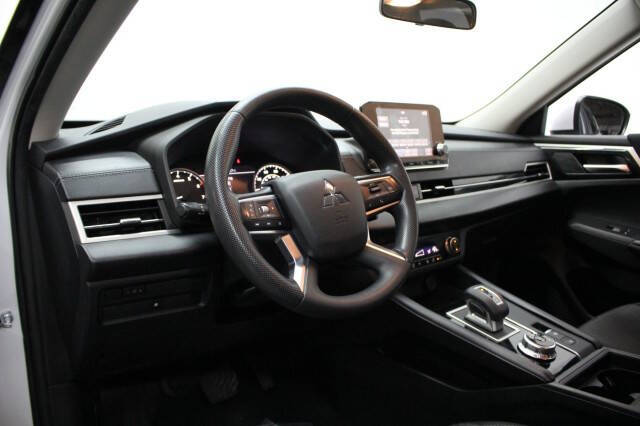 2022 Mitsubishi Outlander ES