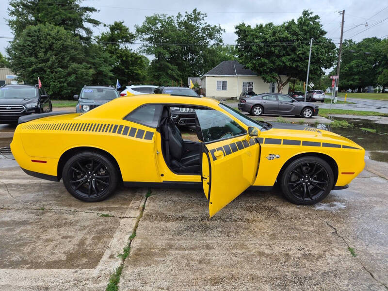 2017 Dodge Challenger SXT Plus
