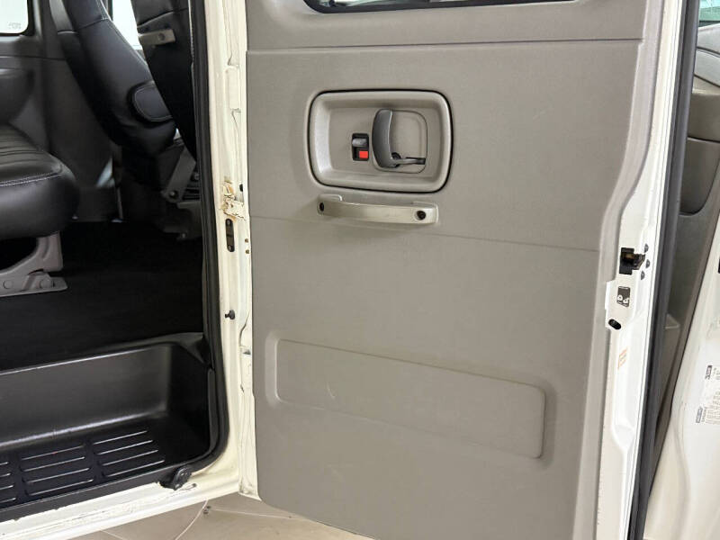 2004 Chevrolet Express Cargo Base photo 49