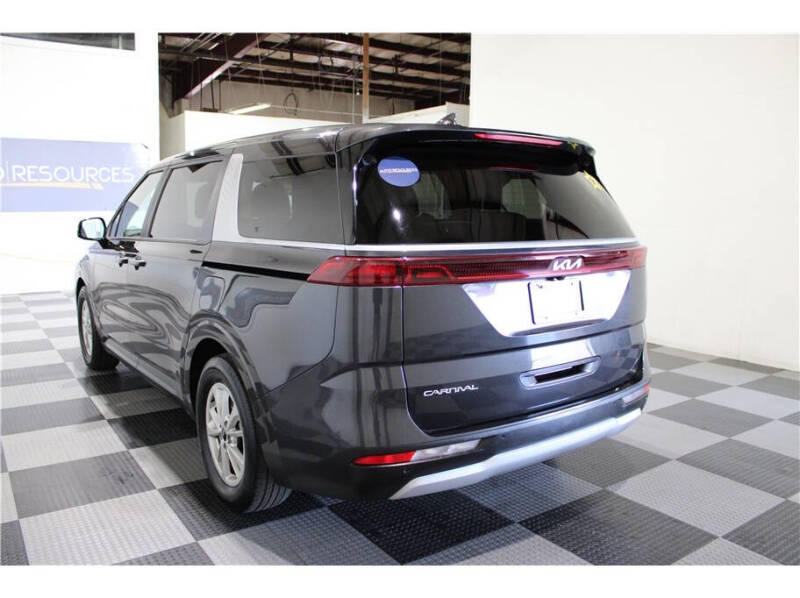 2024 Kia Carnival LX