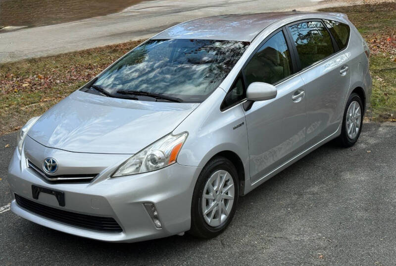 2012 Toyota Prius v Three's photo