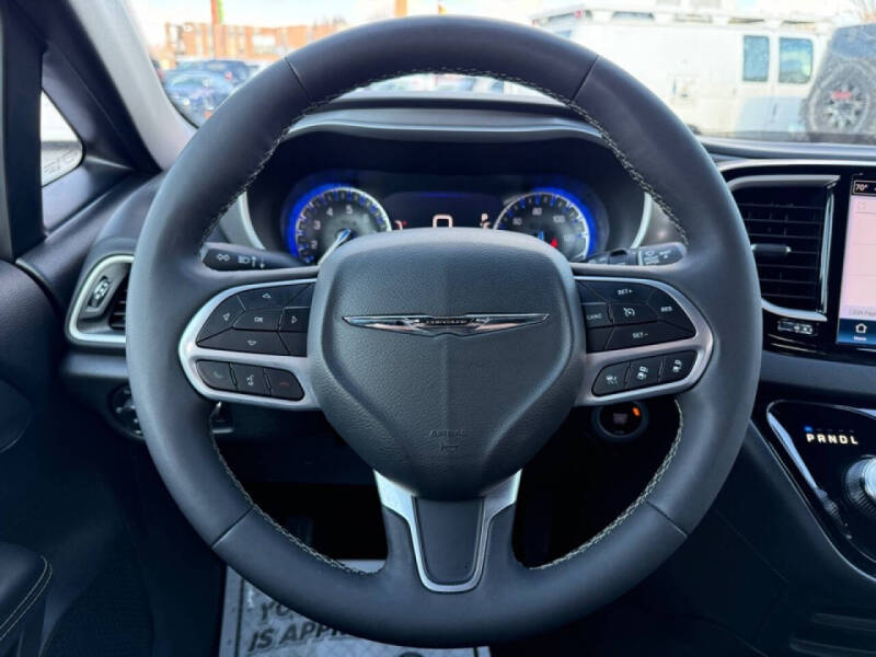 2025 Chrysler Pacifica Select