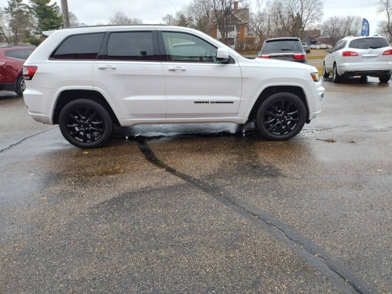 2017 Jeep Grand Cherokee Altitude photo 17