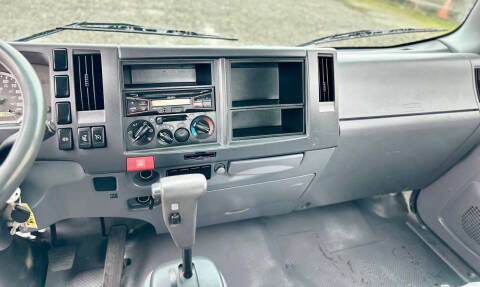 2015 Isuzu NRR  23' Flatbed + Lift Gate