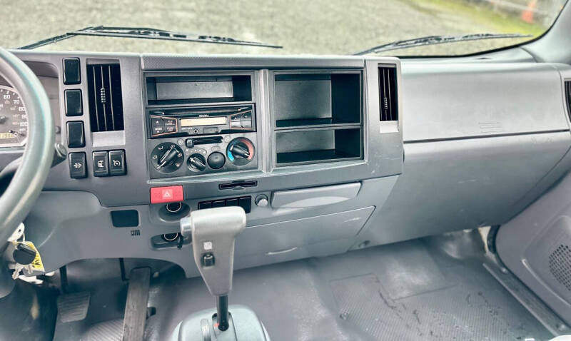 2015 Isuzu NRR  23' Flatbed + Lift Gate