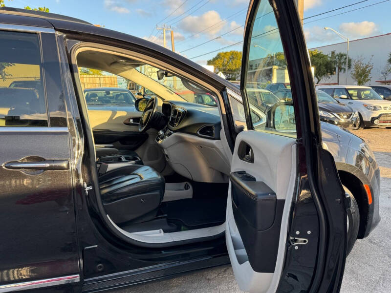 2017 Chrysler Pacifica Touring-L photo 33