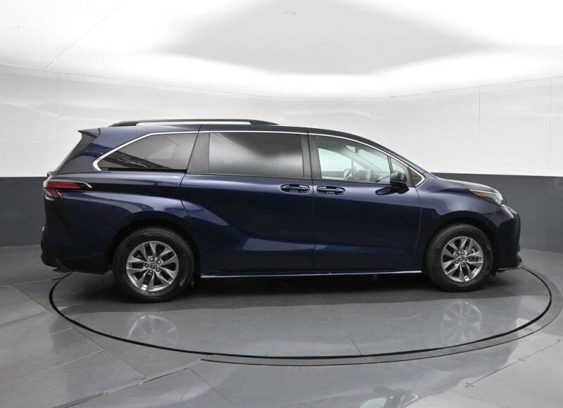 2022 Toyota Sienna LE 8-Passenger