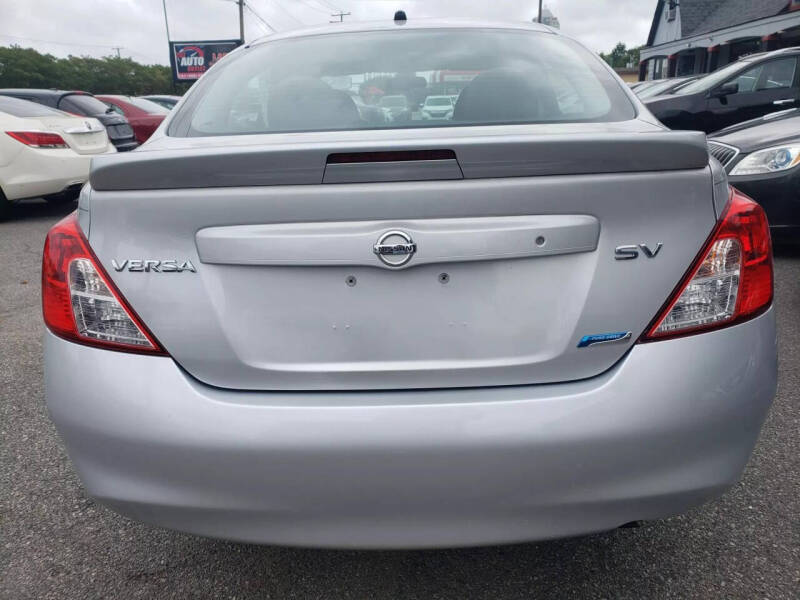 2014 Nissan Versa Sedan SV photo 9