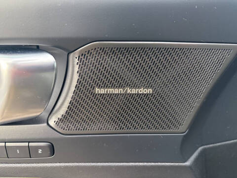 2025 Volvo XC40 B5 Plus Dark Theme