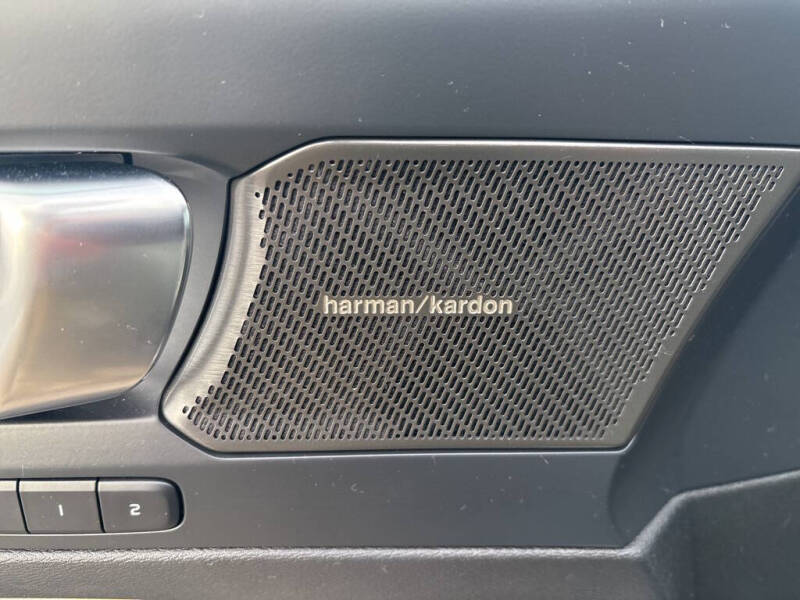 2025 Volvo XC40 B5 Plus Dark Theme