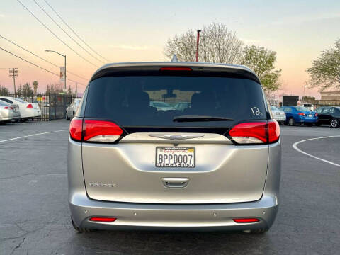 2020 Chrysler Voyager LX