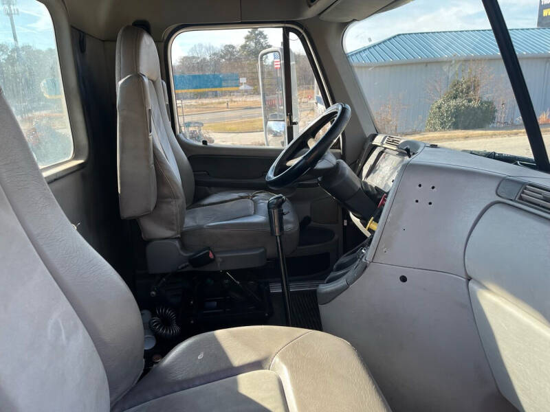 2006 Freightliner CONVENCIONAL C