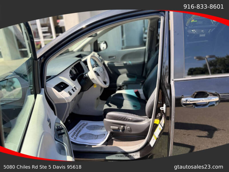2013 Toyota Sienna SE 8-Passenger