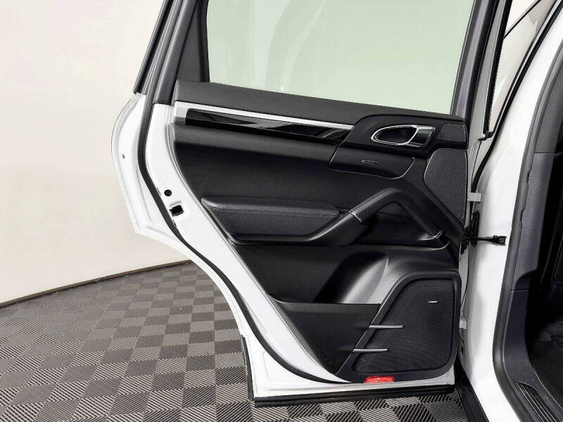 2017 Porsche Cayenne Platinum Edition