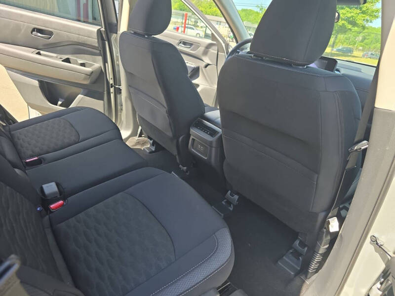 2025 Nissan Pathfinder SV