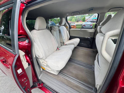 2012 Toyota Sienna LE 8-Passenger