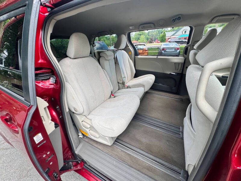 2012 Toyota Sienna LE 8-Passenger