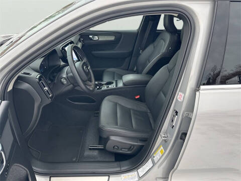 2025 Volvo XC40 B5 Core Bright Theme