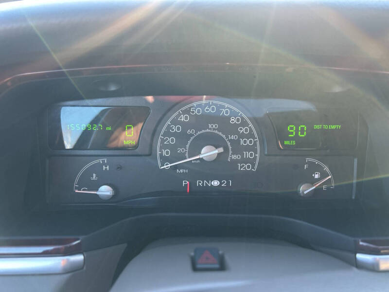 2005 Lincoln Town Car Signature Limited