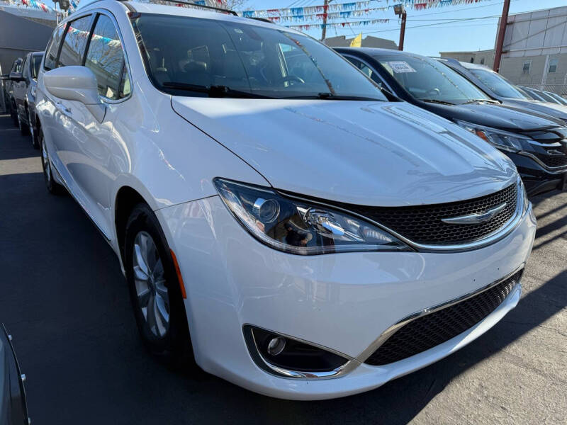 2018 Chrysler Pacifica Touring L photo 2