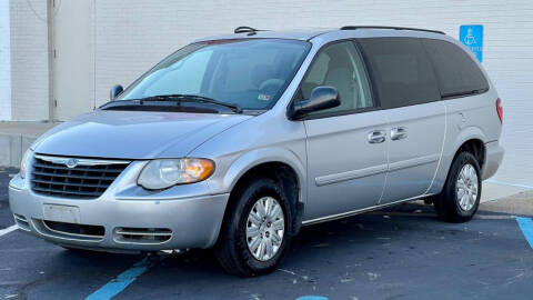 2006 Chrysler Town and Country for sale at Carland Auto Sales INC. in Portsmouth VA