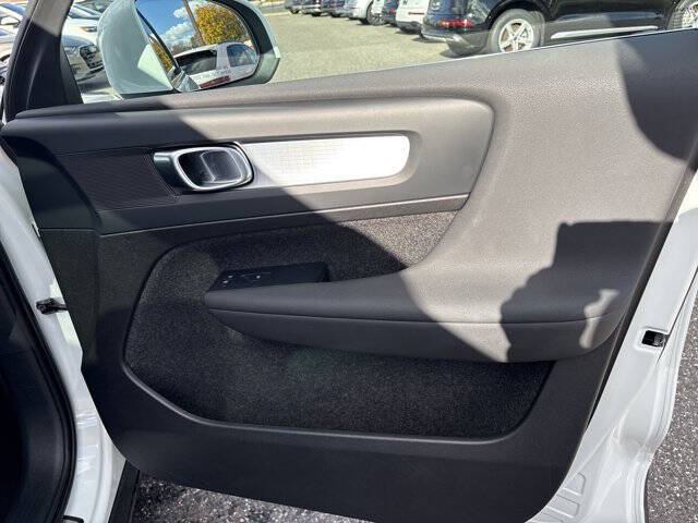 2025 Volvo XC40 B5 Core Bright Theme