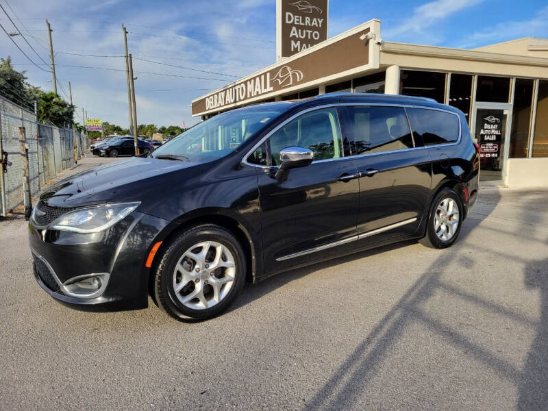 2020 Chrysler Pacifica Limited's photo