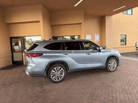2023 Toyota Highlander Hybrid Platinum