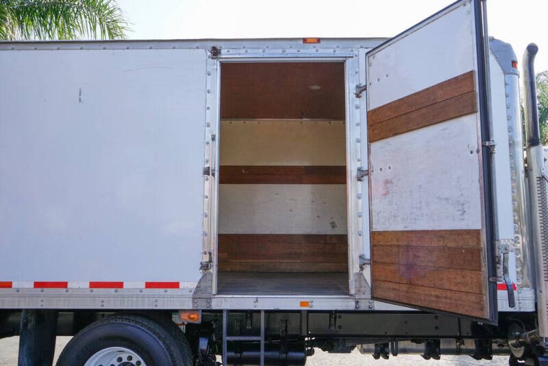 2013 Freightliner M2 106