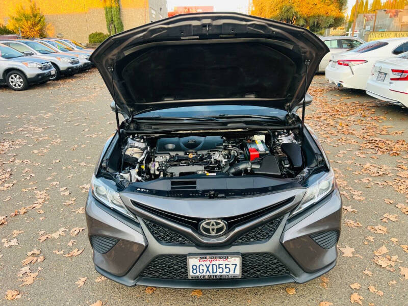 2019 Toyota Camry SE photo 11