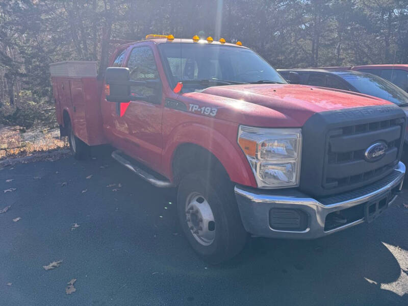 2015 Ford F-350 Super Duty Chassis Cab XLT photo 3