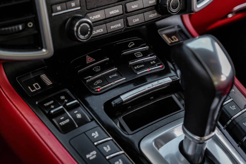 2017 Porsche Cayenne Platinum Edition