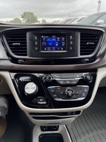 2017 Chrysler Pacifica Touring-L