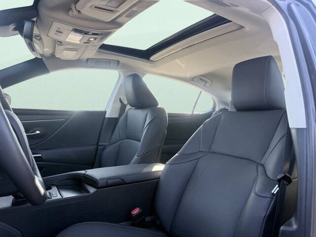 2025 Lexus ES 300h F SPORT Design