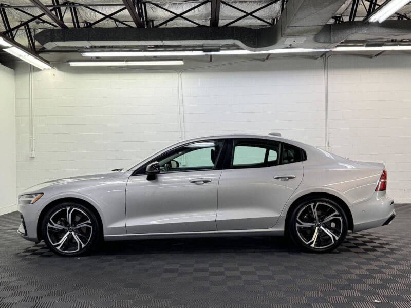 2024 Volvo S60 B5 Plus Dark Theme