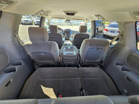2004 Toyota Sienna LE 8 Passenger