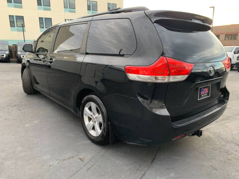 2013 Toyota Sienna LE 8-Passenger