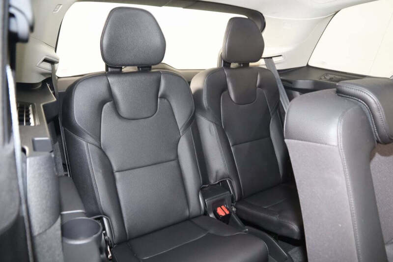 2022 Volvo XC90 T6 Momentum 7-Passenger