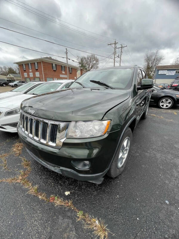 2011 Jeep Grand Cherokee Laredo photo 2